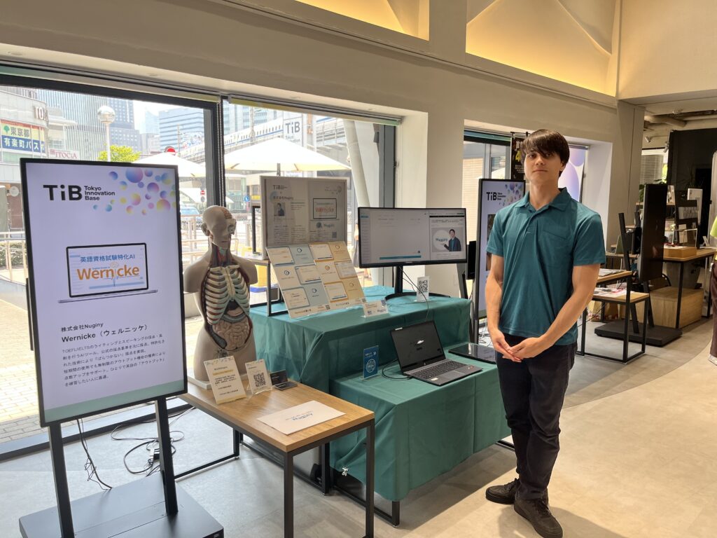 Nuginy CVO が来場者にブースを紹介する様子